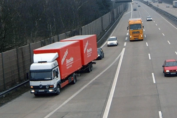 Umzüge Reschke LKW auf der Autobahn