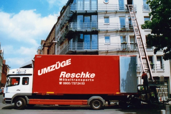 Umzüge Reschke LKW mit Möbellift