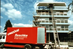 Umzüge Reschke LKW mit Möbellist beim Firmenumzug