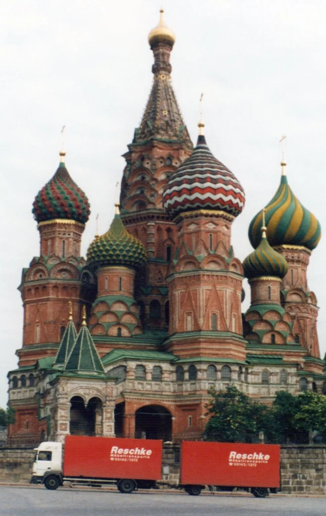 Reschke LKW vor der Basilius-Kathedrale